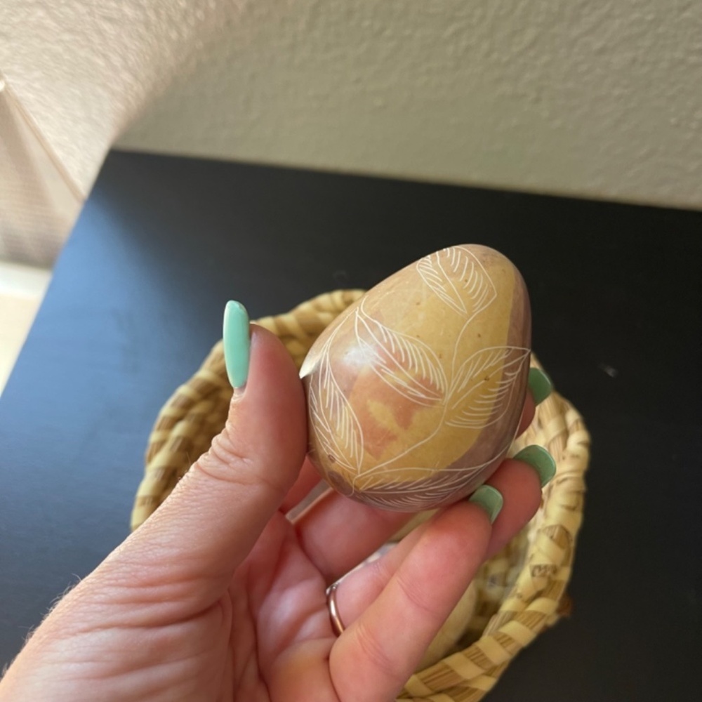 Set of 6 Soapstone Eggs Hand Carved Made in Kenya and Basket - Picture 4 of 8
